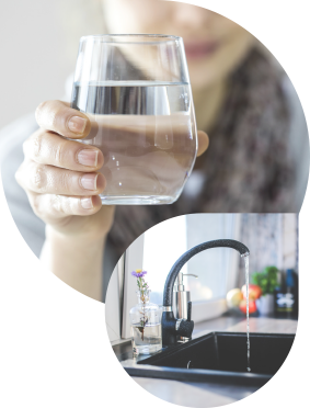 Das erste Bild zeigt eine Nahaufnahme einer Frau, welche ein Glas Wasser in der Hand hält. Das zweite Bild zeigt einen Wasserhahn in einer Küche mit fließendem Wasser.