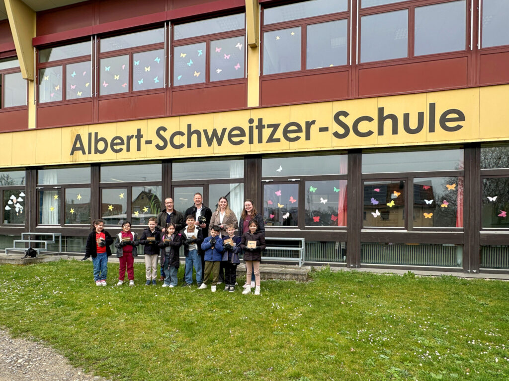 Stadtputzete: Übergabe der Arbeitshandschuhe bei der Albert-Schweitzer-Schule in Hechingen